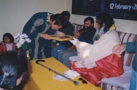 Yogi-ananda-with-his-guru-10