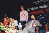 Yogi-ananda-with-his-guru-14